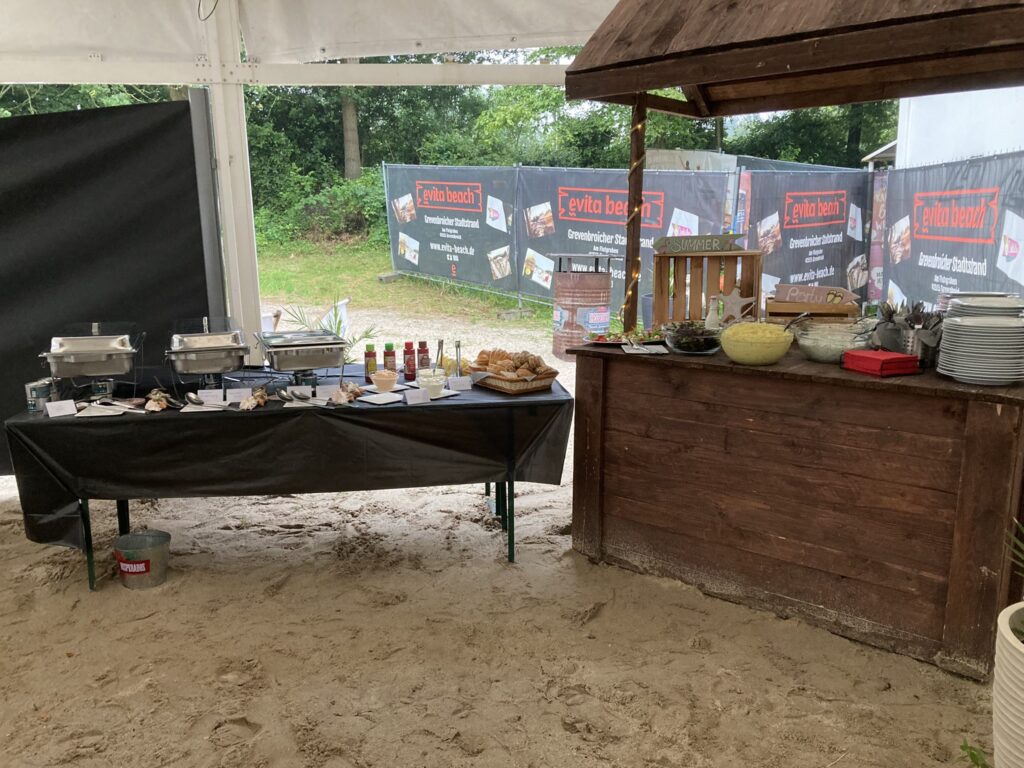 20240621 Sommerfest Buffet 3 1 Mitglieder hoffen auf Sommer beim Sommerfest