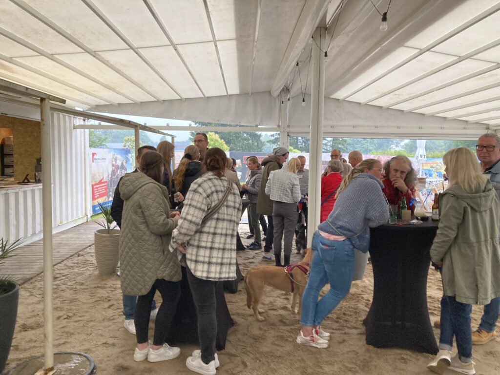 20240621 Sommerfest Gaeste Mitglieder hoffen auf Sommer beim Sommerfest