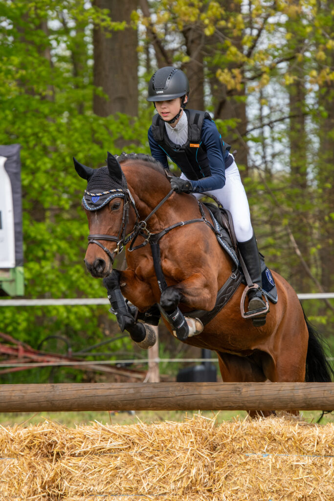 FOTO Blissenbach Johanna Glückliche Jugendliche nach epplejeck-Gewinn