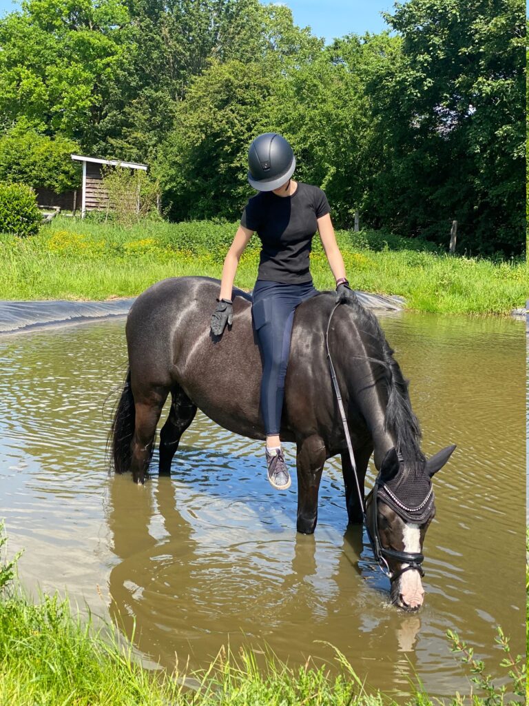 FOTO Mueller Maya Glückliche Jugendliche nach epplejeck-Gewinn